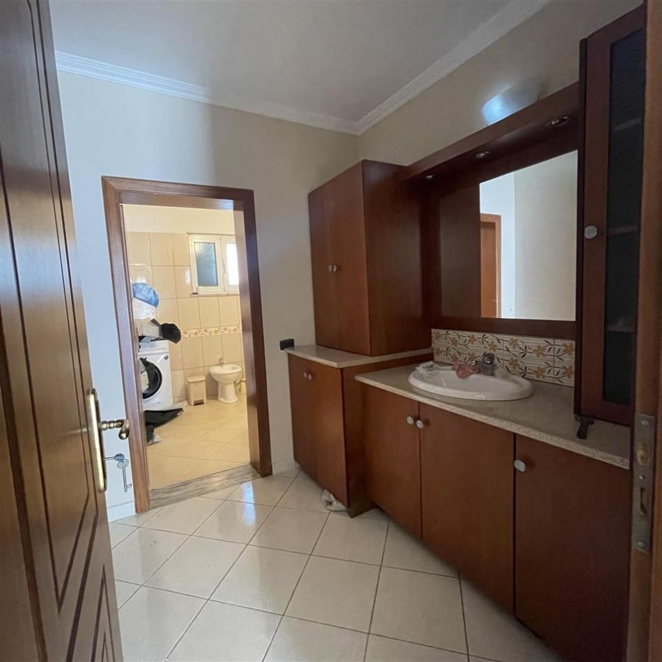 Tirane, jepet me qera shtepi 1+1+Ballkon Kati 1, 70 m² 350 € (Vangjel Koca)