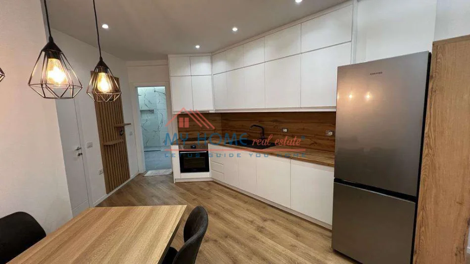 Tirane, jepet me qera apartament 1+1+Ballkon Kati 1, 70 m² 650 € (Xhamia e Tabakeve)