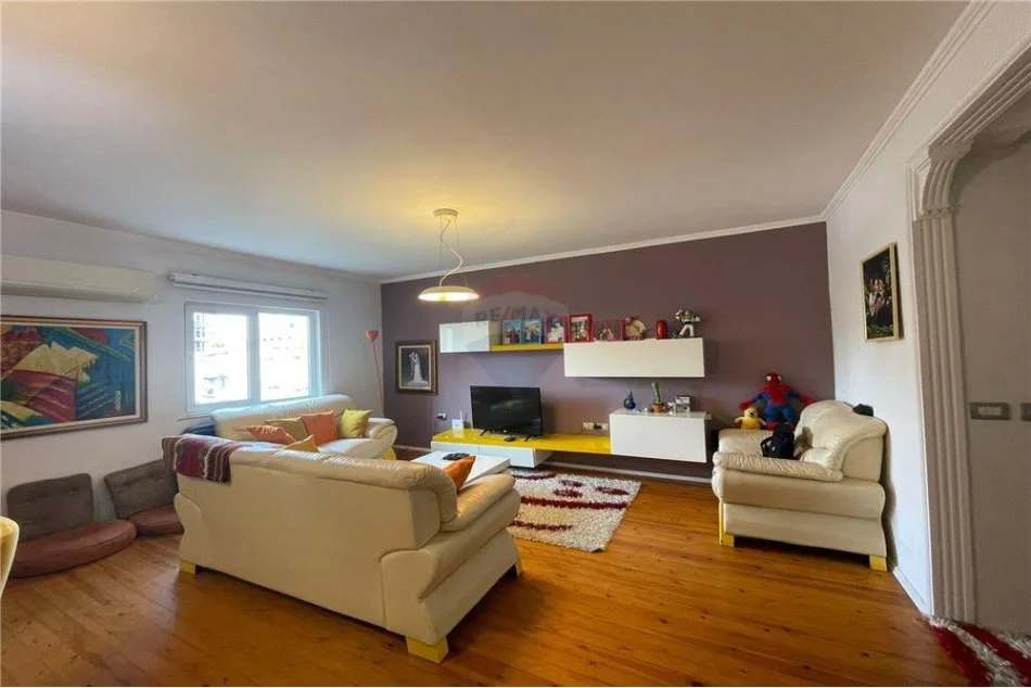 Tirane, jepet me qera apartament 2+1+Ballkon, Kati 4, 100 m² 600 € (rruga e kosovareve)