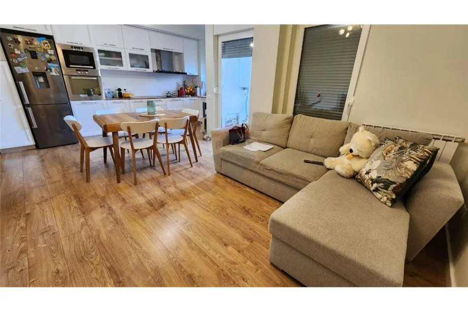 Tirane, jepet me qera apartament 2+1+Ballkon Kati 4, 113 m² 800 € (kopshti zolohjik)