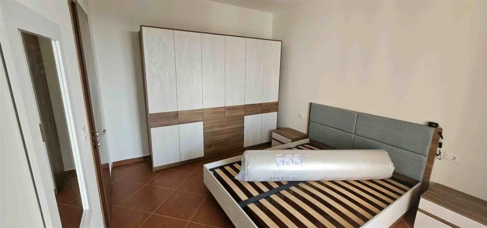 Tirane, jepet me qera apartament 1+1+Ballkon Kati 8, 55 m² 520 € (STACIONI I TRENIT USLUGA)