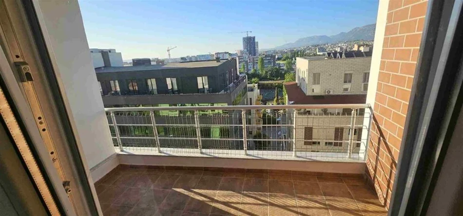 Tirane, jepet me qera apartament 1+1+Ballkon Kati 8, 55 m² 520 € (STACIONI I TRENIT USLUGA)
