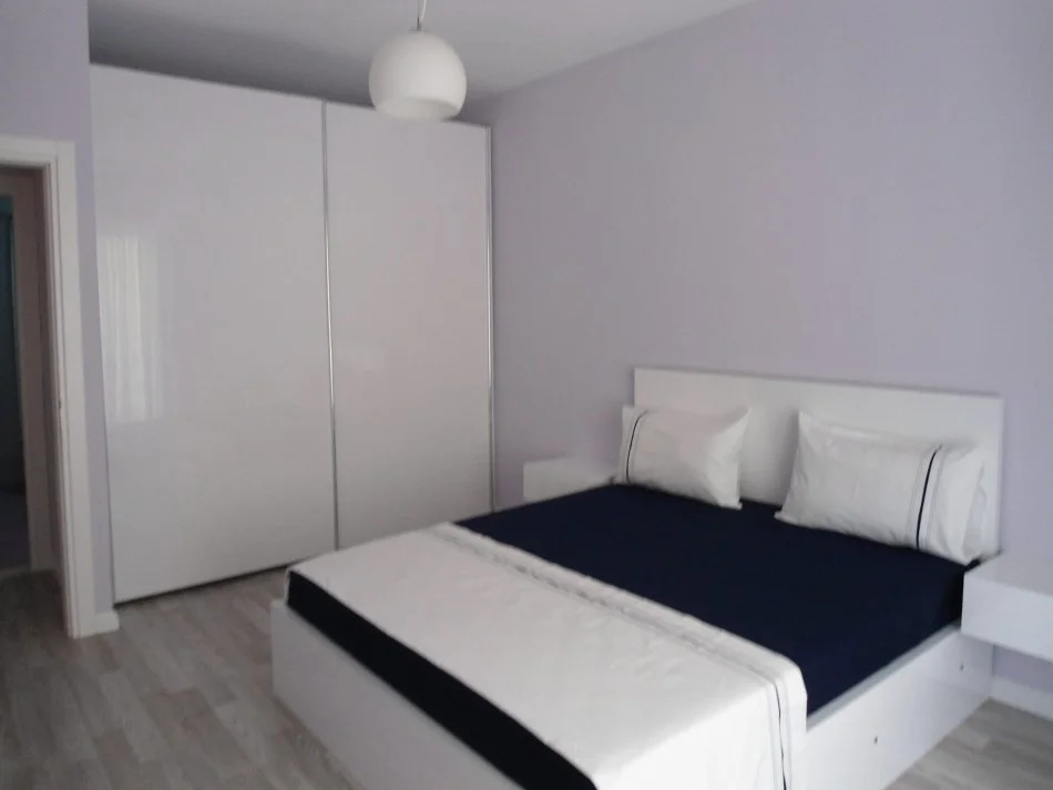 Tirane, jepet me qera apartament 1+1+Ballkon Kati 5, 70 m² 550 € (Ministria e Jashtme)