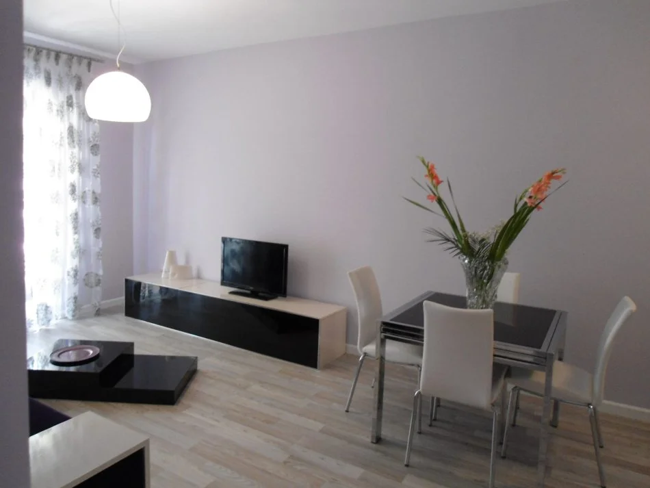 Tirane, jepet me qera apartament 1+1+Ballkon Kati 5, 70 m² 550 € (Ministria e Jashtme)