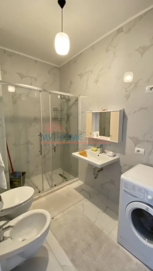 Tirane, jepet me qera apartament 1+1+Ballkon Kati 5, 90 m² 600 € (Kinostudio)