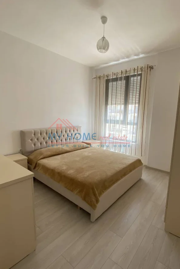 Tirane, jepet me qera apartament 1+1+Ballkon Kati 5, 90 m² 600 € (Kinostudio)