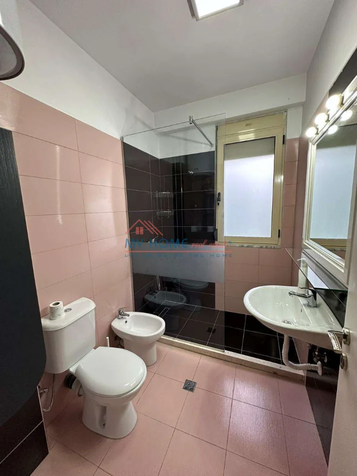 Tirane, jepet me qera apartament 1+1+Ballkon Kati 1, 64 m² 500 € (Kopeshti Botanik)