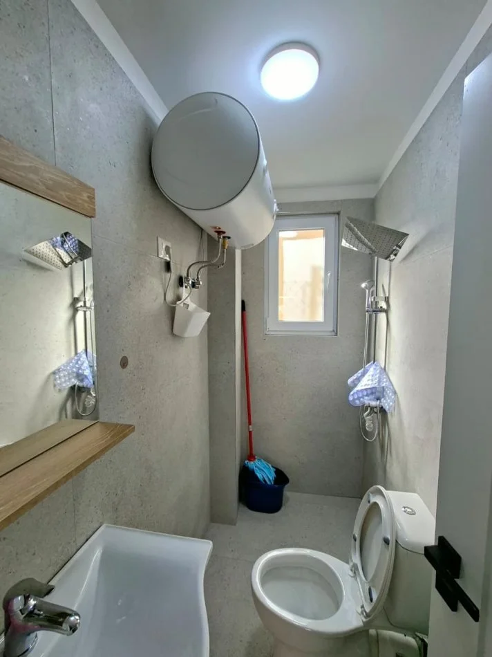 Jepet Me Qira : Shtëpi Private / Me Oborr të madhë 1+1 (📍Vilat Gjermane)