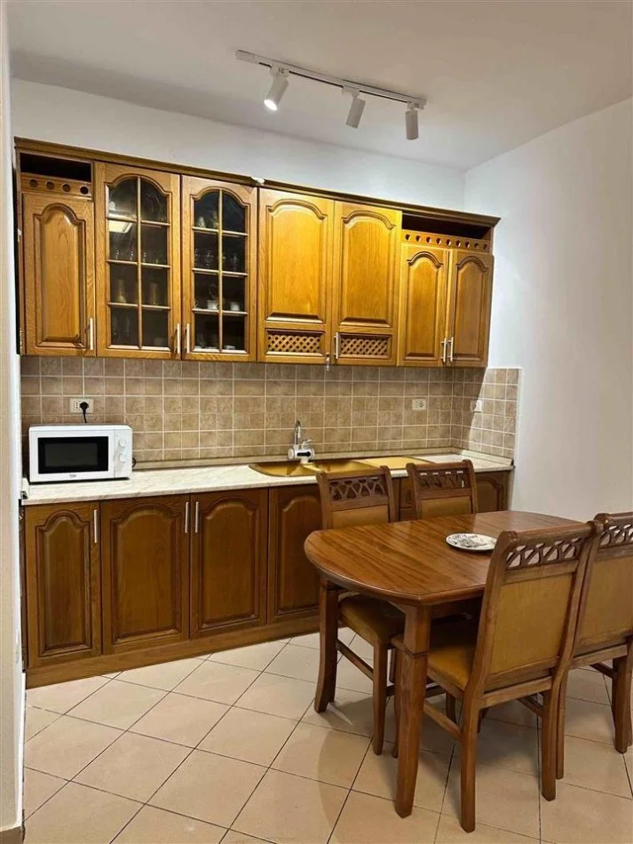 Tirane, jepet me qera apartament 1+1+Ballkon Kati 1, 70 m² 450 € (Rruga fortuzi)