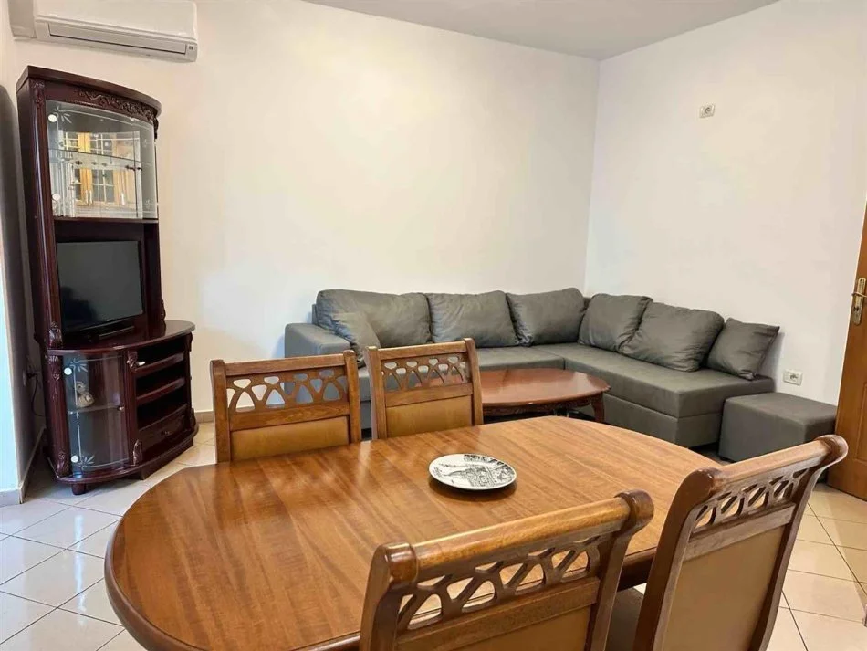 Tirane, jepet me qera apartament 1+1+Ballkon Kati 1, 70 m² 450 € (Rruga fortuzi)