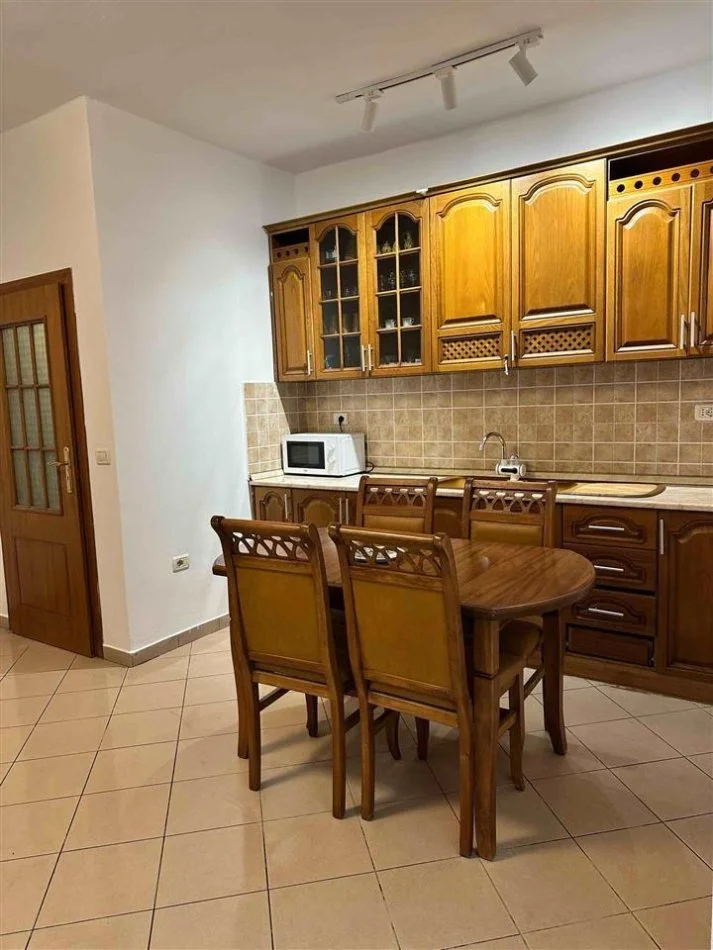 Tirane, jepet me qera apartament 1+1+Ballkon Kati 1, 70 m² 450 € (Rruga fortuzi)