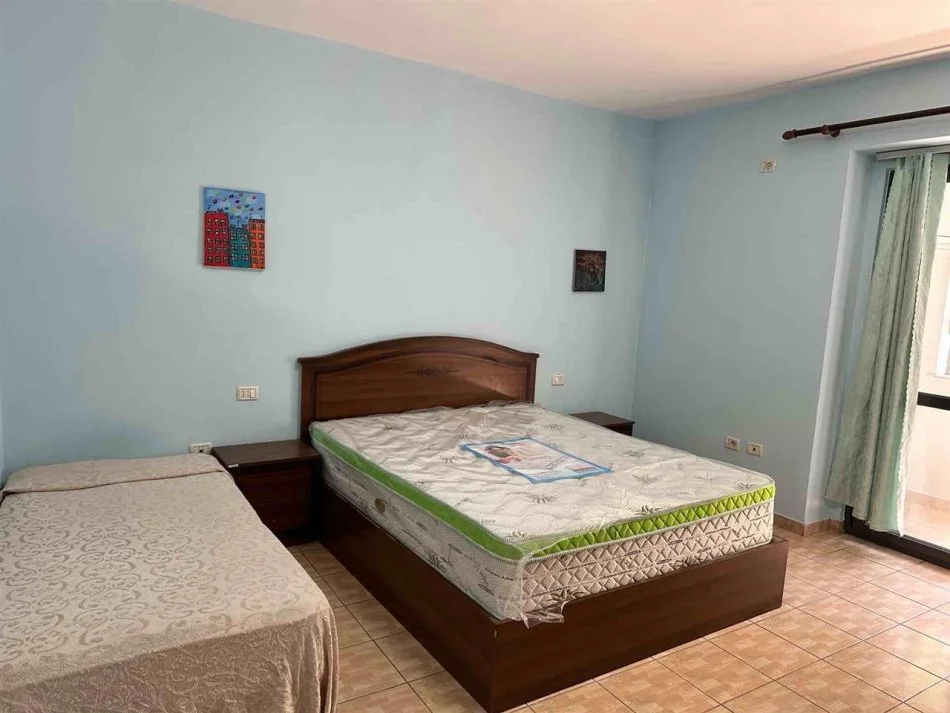 Tirane, jepet me qera apartament 1+1+Ballkon Kati 1, 70 m² 450 € (Rruga fortuzi)