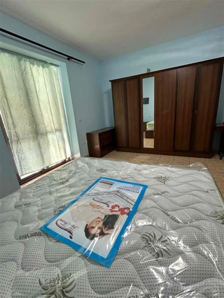 Tirane, jepet me qera apartament 1+1+Ballkon Kati 1, 70 m² 450 € (Rruga fortuzi)