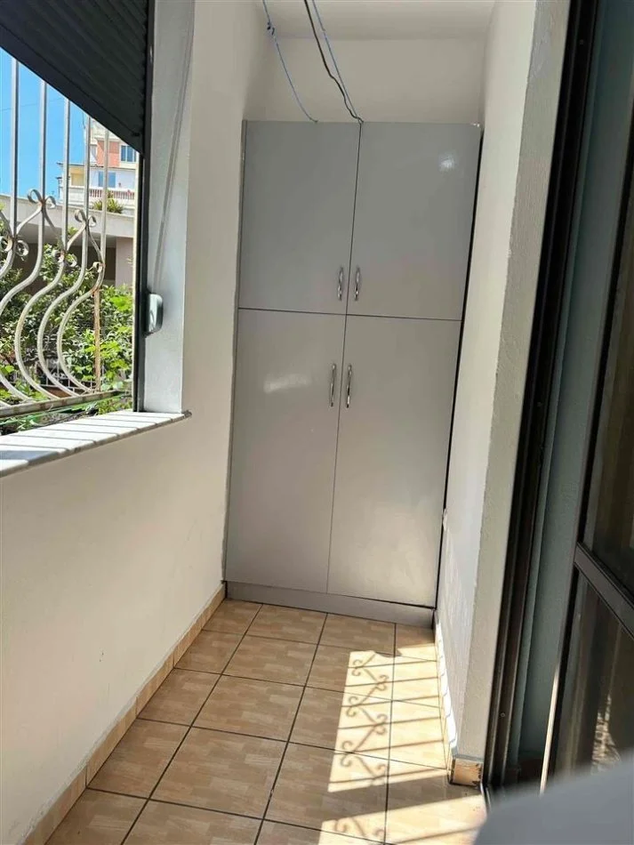Tirane, jepet me qera apartament 1+1+Ballkon Kati 1, 70 m² 450 € (Rruga fortuzi)