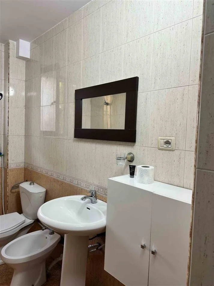 Tirane, jepet me qera apartament 1+1+Ballkon Kati 1, 70 m² 450 € (Rruga fortuzi)