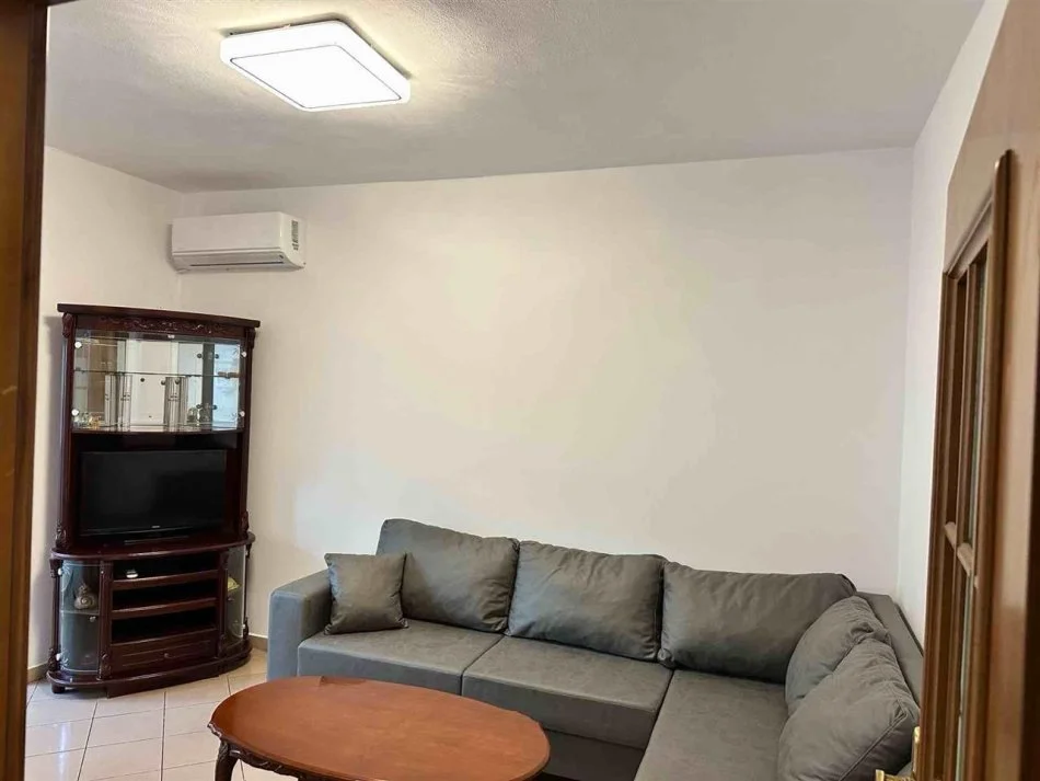 Tirane, jepet me qera apartament 1+1+Ballkon Kati 1, 70 m² 450 € (Rruga fortuzi)