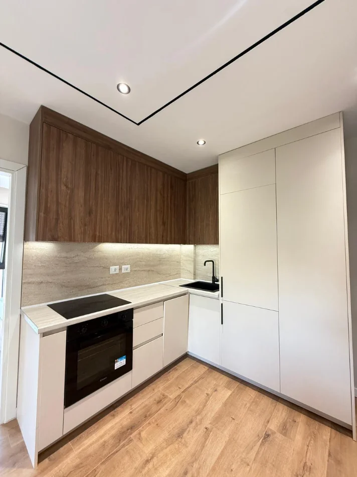 Tirane, jepet me qera apartament 1+1 Kati 1, 75 m² 800 € (KOMUNA PARISIT)