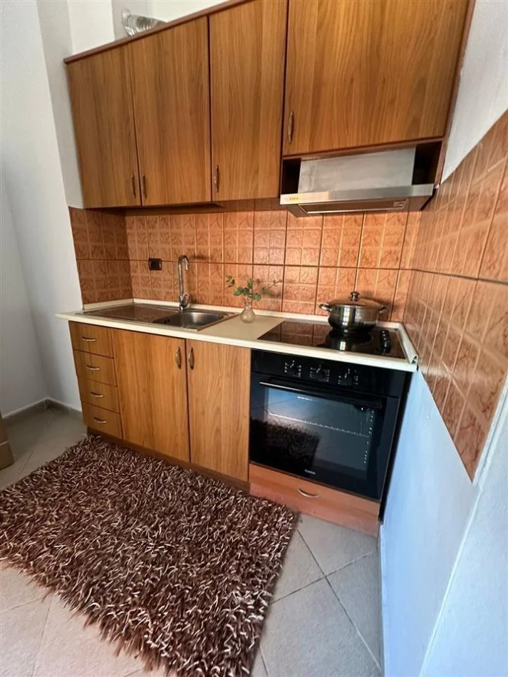 Tirane, jepet me qera apartament 1+1 Kati 4, 82 m² 550 € (Komuna e Parisit)