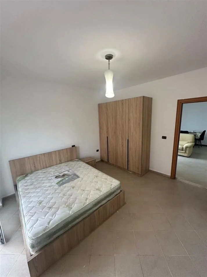 Tirane, jepet me qera apartament 1+1 Kati 4, 82 m² 550 € (Komuna e Parisit)