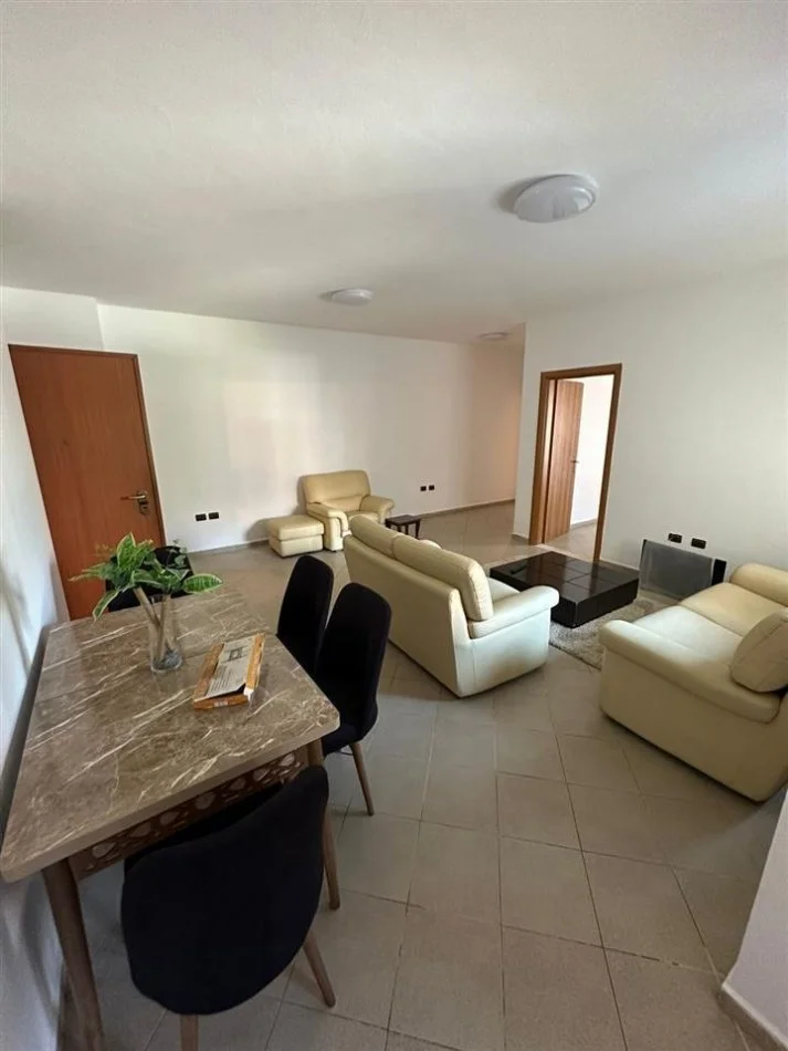Tirane, jepet me qera apartament 1+1 Kati 4, 82 m² 550 € (Komuna e Parisit)