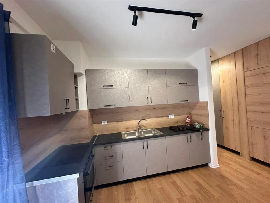 Tirane, jepet me qera apartament 1+1 Kati 3, 70 m² 550 € (SELITE)