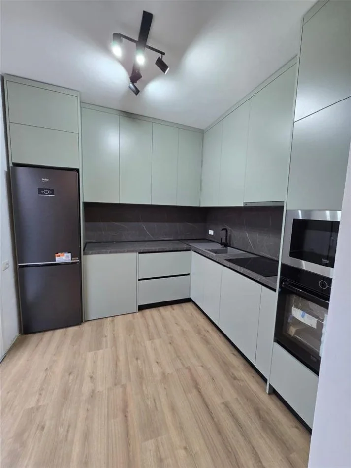 Tirane, jepet me qera apartament 1+1 Kati 8, 75 m² 800 € (SHKOLLA KUQE)