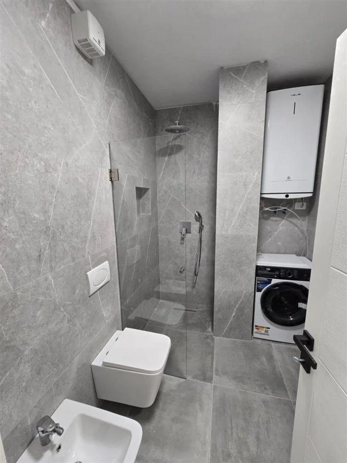 Tirane, jepet me qera apartament 1+1 Kati 8, 75 m² 800 € (SHKOLLA KUQE)