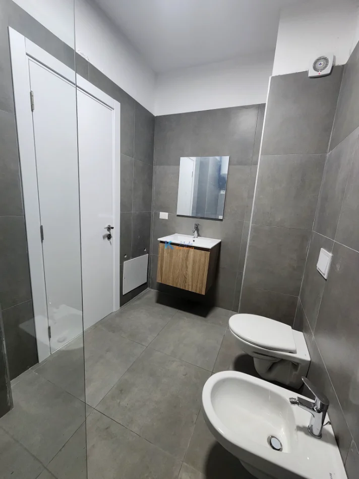 Tirane, jap me qera apartament 1+1+Ballkon Kati 11, 75 m² 620 € (Kompleksi Arlis, Farmacia 10)