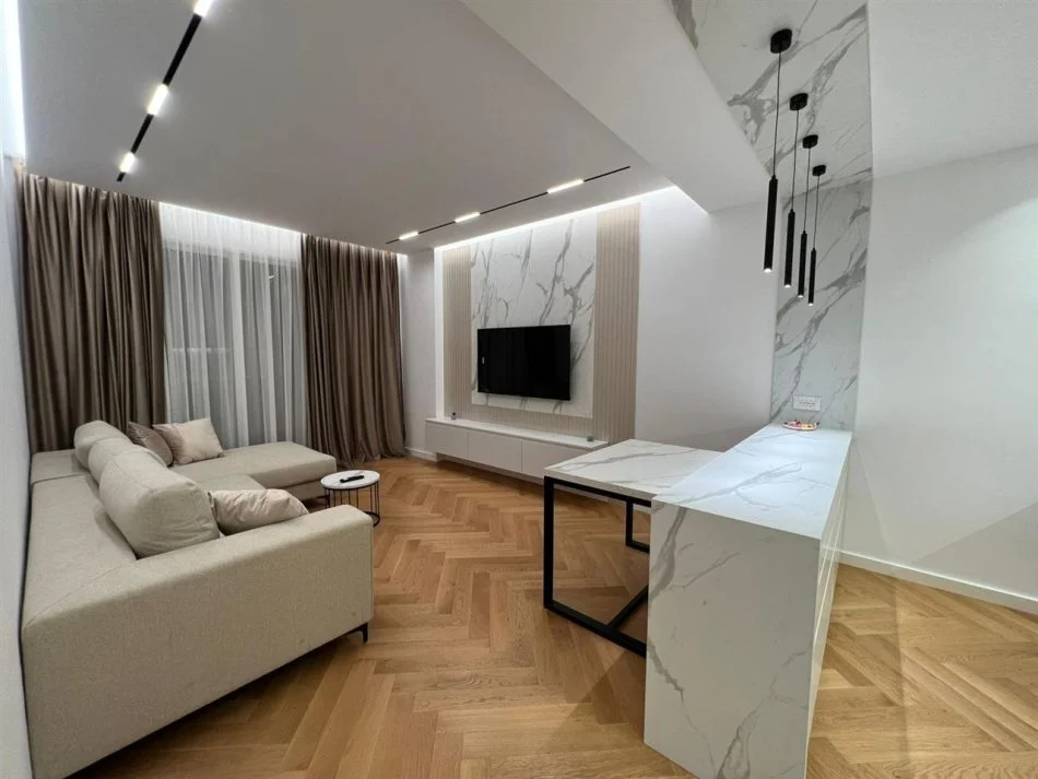 Tirane, jepet me qera apartament 1+1 Kati 5, 73 m² 900 € (parku olimpik)