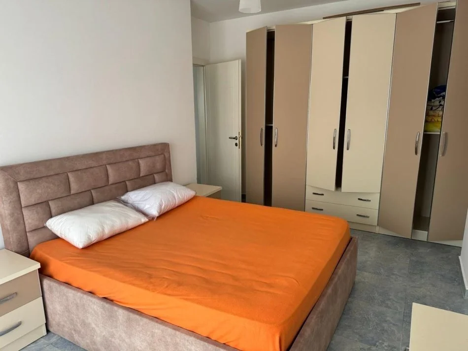 Tirane, jepet me qera apartament 1+1+Ballkon Kati 3, 70 m² 500 € (liqeni i thate)