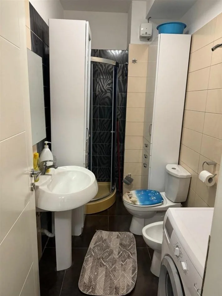 Tirane, jepet me qera apartament 1+1+Ballkon Kati 3, 70 m² 500 € (liqeni i thate)