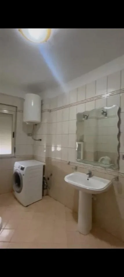 Tirane, jepet me qera apartament 1+1 Kati 2, 74 m² 650 € (Rruga Durresit)