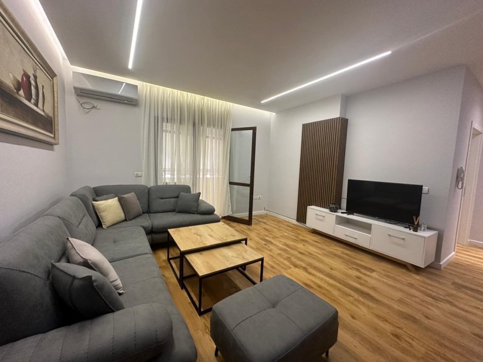 Tirane, shitet apartament 1+1 Kati 4, 76 m² 165.000 € (Komuna Parisit)