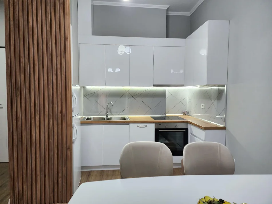 Tirane, jepet me qera apartament 1+1 Kati 4, 75 m² 800 € (KOMPLEKSI DELIJORGJI)