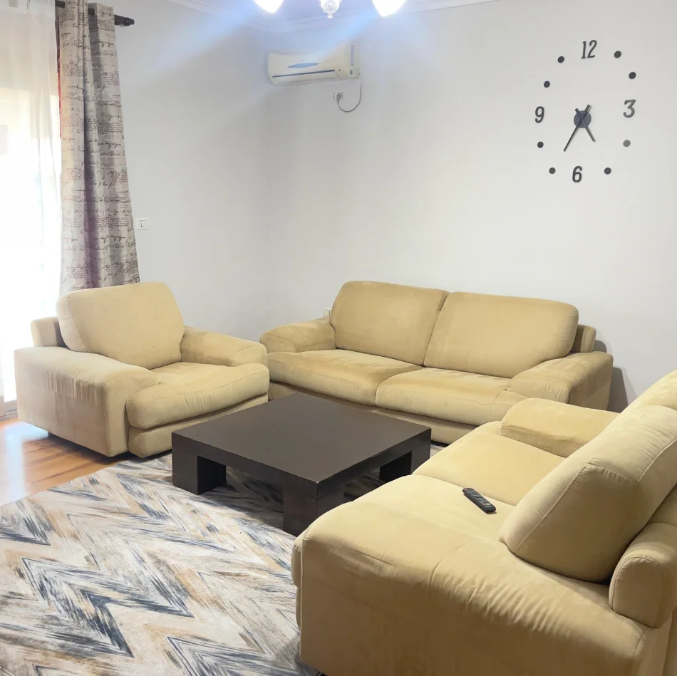 Tirane, jepet me qera apartament 1+1+Ballkon Kati 4, 67 m² 500 € (xhamlliku rruga xhanfize keko)