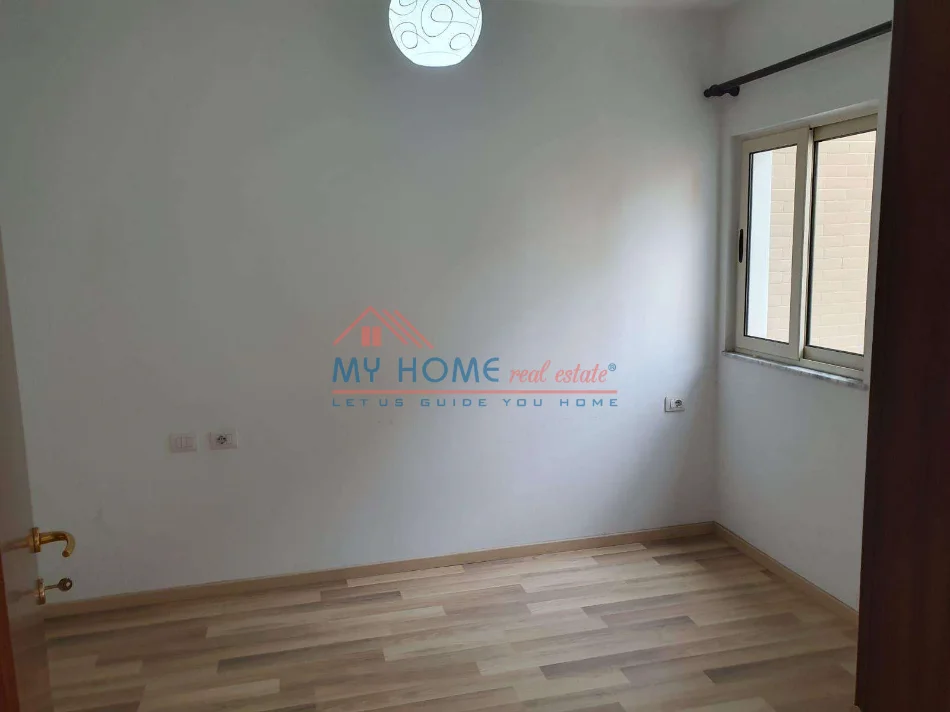 Tirane, jepet me qera zyre Kati 5, 50 m² 450 € (Fusha e Aviacionit)