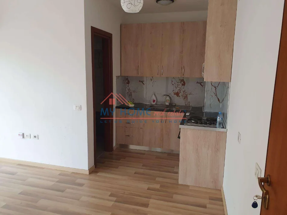 Tirane, jepet me qera zyre Kati 5, 50 m² 450 € (Fusha e Aviacionit)