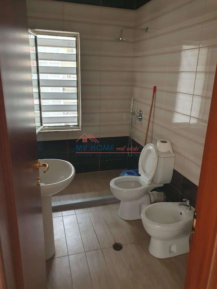 Tirane, jepet me qera zyre Kati 5, 50 m² 450 € (Fusha e Aviacionit)