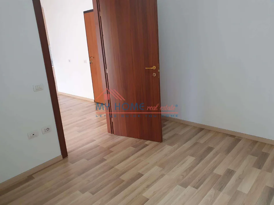 Tirane, jepet me qera zyre Kati 5, 50 m² 450 € (Fusha e Aviacionit)