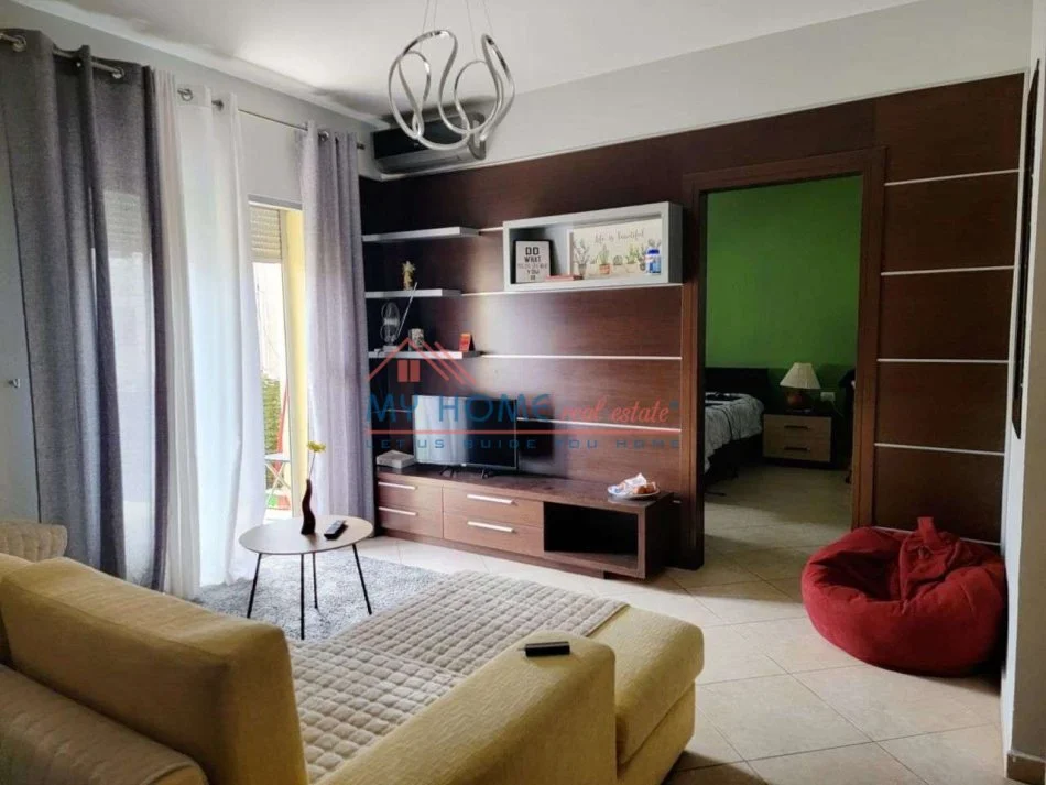 Tirane, jepet me qera apartament 1+1+Ballkon Kati 5, 60 m² 500 € (Ali Demi)
