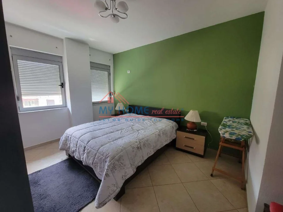 Tirane, jepet me qera apartament 1+1+Ballkon Kati 5, 60 m² 500 € (Ali Demi)