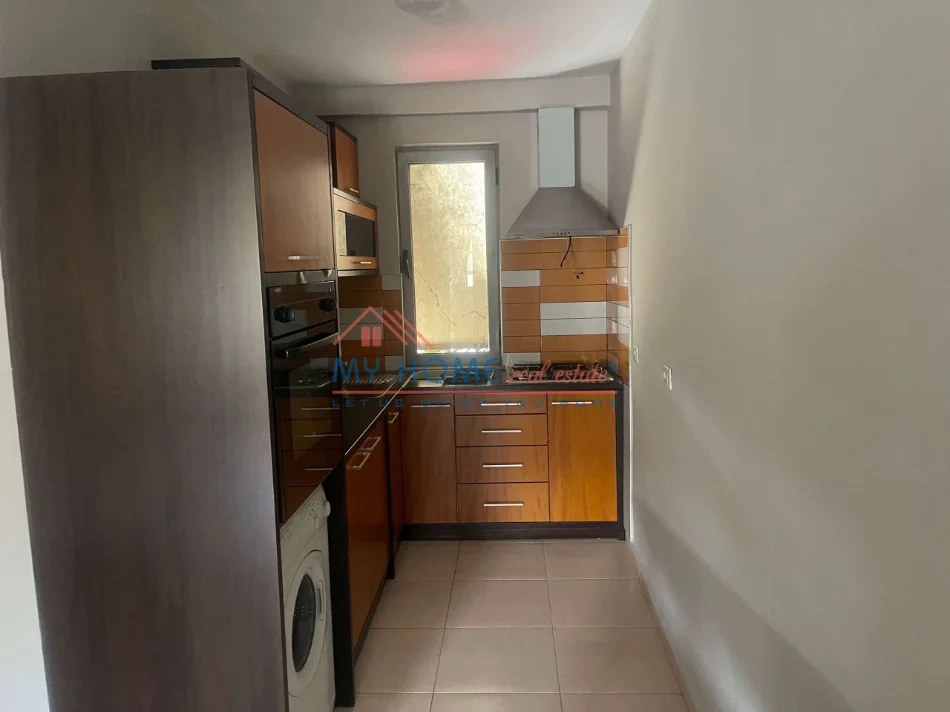 Tirane, jepet me qera apartament 1+1+Ballkon Kati 2, 70 m² 470 € (Bulevardi Bajram Curri)
