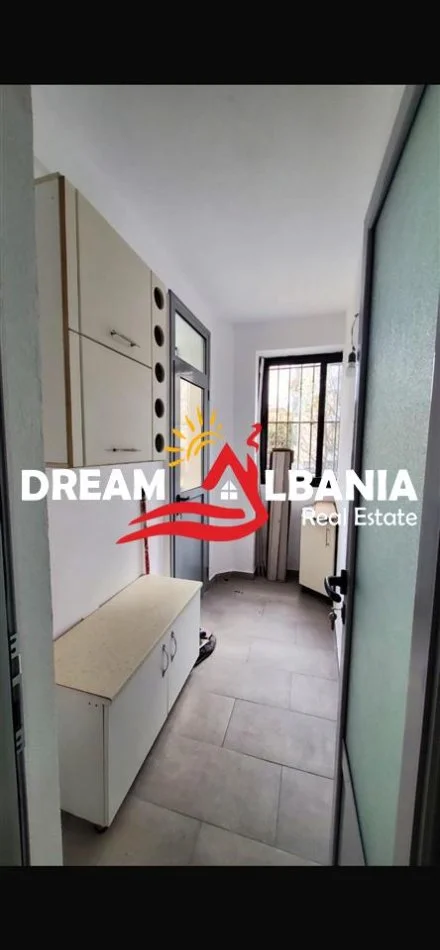 Tirane, jepet me qera apartament 1+1+Ballkon Kati 1, 65 m² 550 € (Don Bosko)