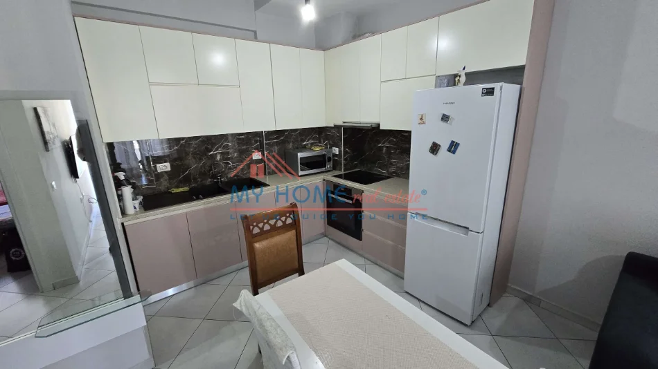Tirane, jepet me qera apartament 1+1+Ballkon Kati 7, 65 m² 500 € (Spitali amerikan 3)