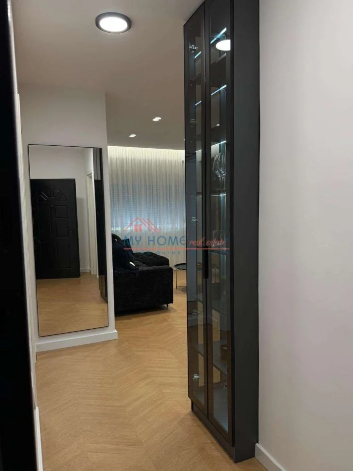 Tirane, jepet me qera apartament 1+1+Ballkon Kati 1, 65 m² 1.000 € (Rruga Eduart Mano)