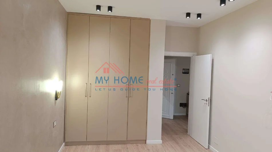 Tirane, jepet me qera apartament 1+1+Ballkon Kati 6, 75 m² 800 € (Rruga e Kavajes)