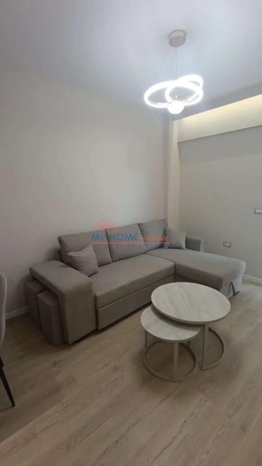 Tirane, jepet me qera apartament 1+1+Ballkon Kati 6, 75 m² 800 € (Rruga e Kavajes)