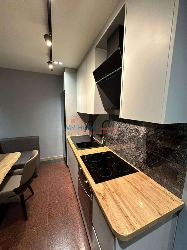 Tirane, jepet me qera apartament 1+1+Ballkon Kati 1, 50 m² 620 € (Shallvaret)