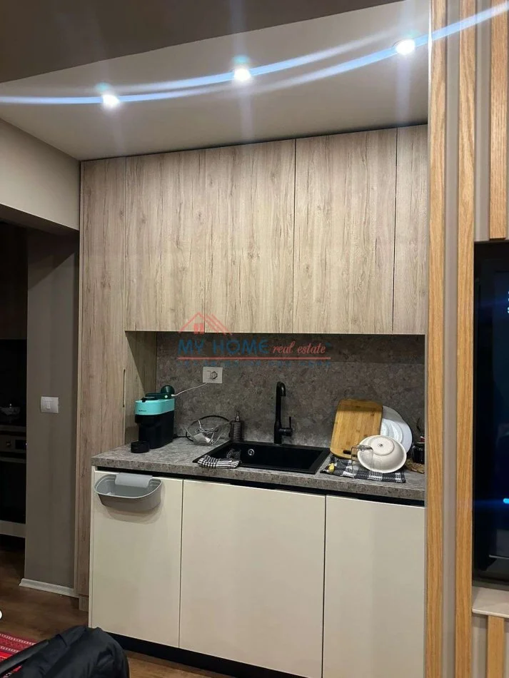 Tirane, jepet me qera apartament 1+1+Ballkon Kati 3, 65 m² 600 € (Rruga Asim Vokshi)