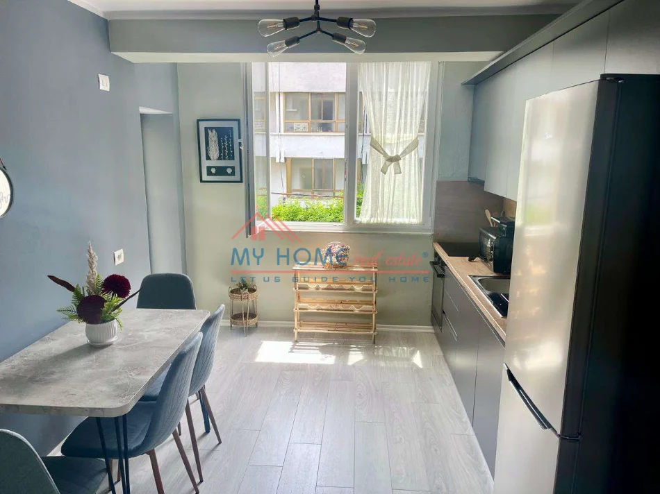 Tirane, jepet me qera apartament 1+1+Ballkon Kati 3, 78 m² 680 € (Rruga e Durresit)